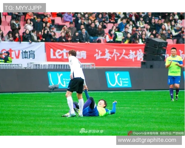 足球明星全名及其精彩瞬间的图片展示与解析