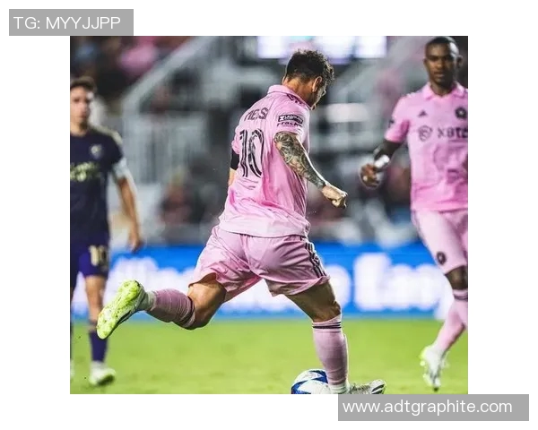 足球明星遭狂热粉丝追逐引发安全隐患事件引发社会关注与讨论